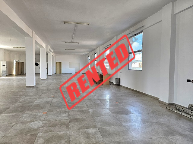Magazine me qira ne rrugen Ibrahim Shalqizi ne zonen e Saukut te Ri ne Tirane.
Pozicionohet ne kati